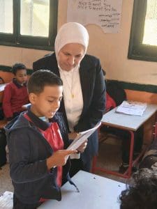 كيف تتابع مديرية تعليم القاهرة جودة التعليم وانضباط الطلاب؟.. زيارة مفاجئة تكشف التفاصيل 2 همت أبو كيلة تتابع الطلاب