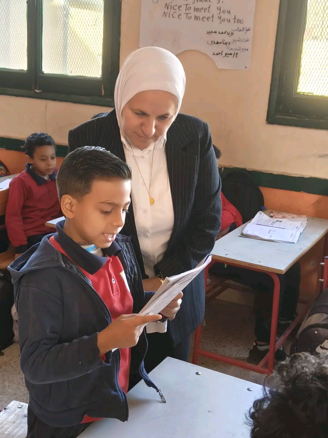 همت أبو كيلة تتابع الطلاب
