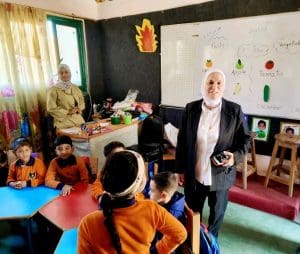 كيف تتابع مديرية تعليم القاهرة جودة التعليم وانضباط الطلاب؟.. زيارة مفاجئة تكشف التفاصيل 6 همت أبو كيلة تتابع الطلاب