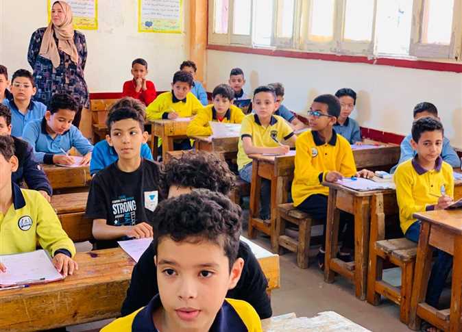 انتقال طلاب الصفين الأول والثاني