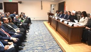 ضياء رشوان يدعو إلى حظر استخدام الهواتف المحمولة داخل المدارس لحماية الأطفال