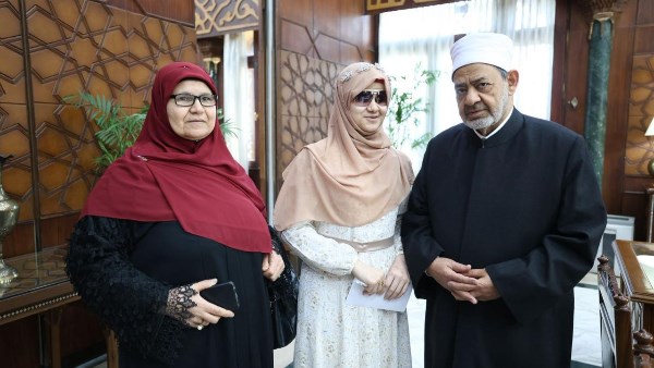 787848466396202602050722562256 مديرية تعليم القاهرة شيخ الأزهر يستقبل الطالبة الكفيفة مريم عبد العزيز ويقرر تبنّي موهبتها القرآنية موقع في الجامعة