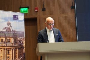 جامعة عين شمس تستضيف جولة الشرق الأوسط لمسابقة أكسفورد للمحاكم الصورية في قانون الإعلام 2 رئيس جامعة عين شمس