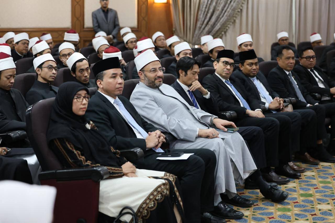 FB IMG 1770565499555 تخريج 45 معلمًا ومدير معهد بإندونيسيا وكيل الأزهر يشهد تخريج 45 معلمًا ومدير معهد بإندونيسيا من أكاديمية الأزهر العالمية موقع في الجامعة
