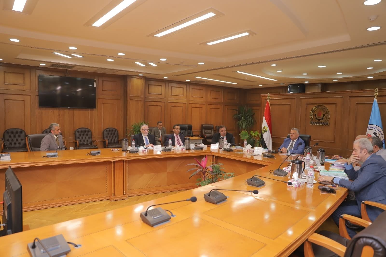 رئيس جامعة السويس يترأس لجنة اختيار القيادات الجامعية 