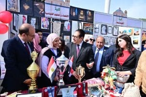 FB IMG 1770706829437 رئيس جامعة القاهرة ​رئيس جامعة القاهرة يتفقد معارض الأنشطة الطلابية ويؤكد: الأنشطة جزء لا يتجزأ من العملية التعليمية| صور موقع في الجامعة