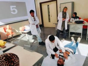 جامعة المنصورة الأهلية تعزّز جاهزية طلاب الرعاية الحرجة بتدريب محاكاة متقدم على التقييم الثانوي للمصاب 3 جامعة المنصورة الأهلية تعزّز جاهزية طلاب الرعاية