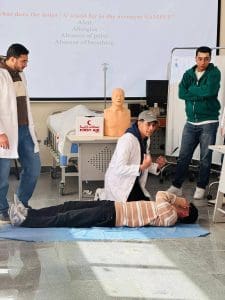 جامعة المنصورة الأهلية تعزّز جاهزية طلاب الرعاية الحرجة بتدريب محاكاة متقدم على التقييم الثانوي للمصاب 2 جامعة المنصورة الأهلية تعزّز جاهزية طلاب الرعاية