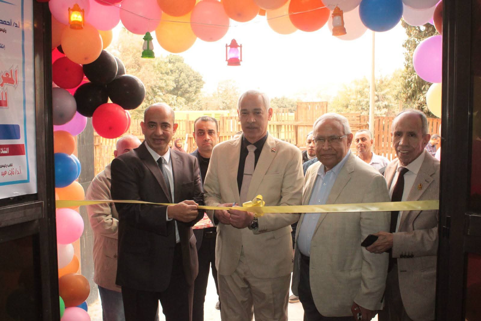 FB IMG 1771347549558 جامعة أسيوط تفتتح المعرض الخيري جامعة أسيوط تفتتح المعرض الخيري الثامن للملابس لدعم مرضى صعيد مصر موقع في الجامعة