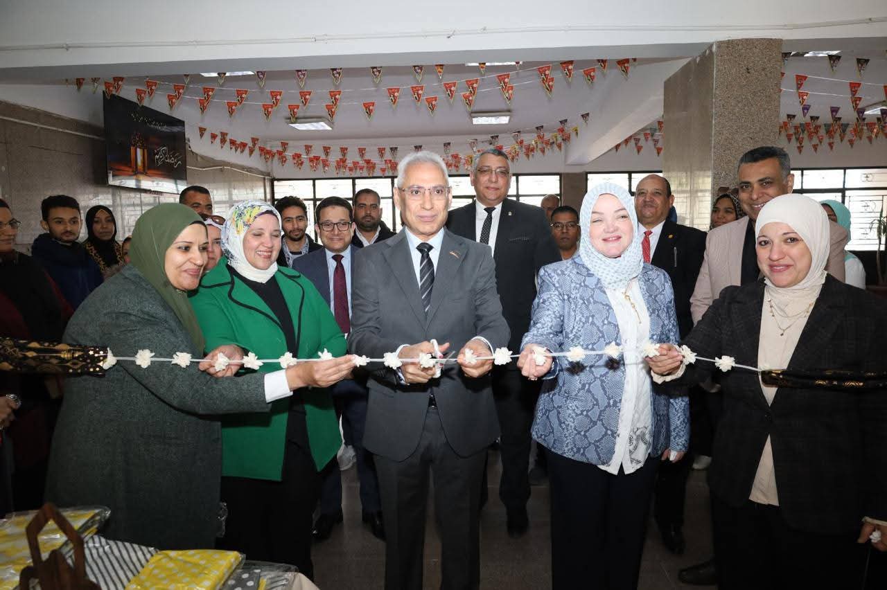 FB IMG 1771782218294 رئيس جامعة المنيا يفتتح المعرض الأول لمفروشات رئيس جامعة المنيا يفتتح المعرض الأول لمفروشات وديكورات رمضان بكلية التربية النوعية موقع في الجامعة