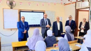 وزير التعليم في إحدى المدارس