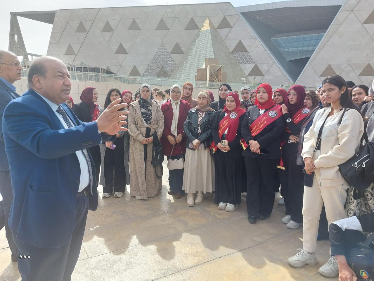 IMG 20260213 WA0044 سياسة الملكية الفكرية لجامعة القاهرة جامعة القاهرة تنظم زيارة لطلابها المتفوقين وذوي الهمم إلى المتحف المصري الكبير موقع في الجامعة