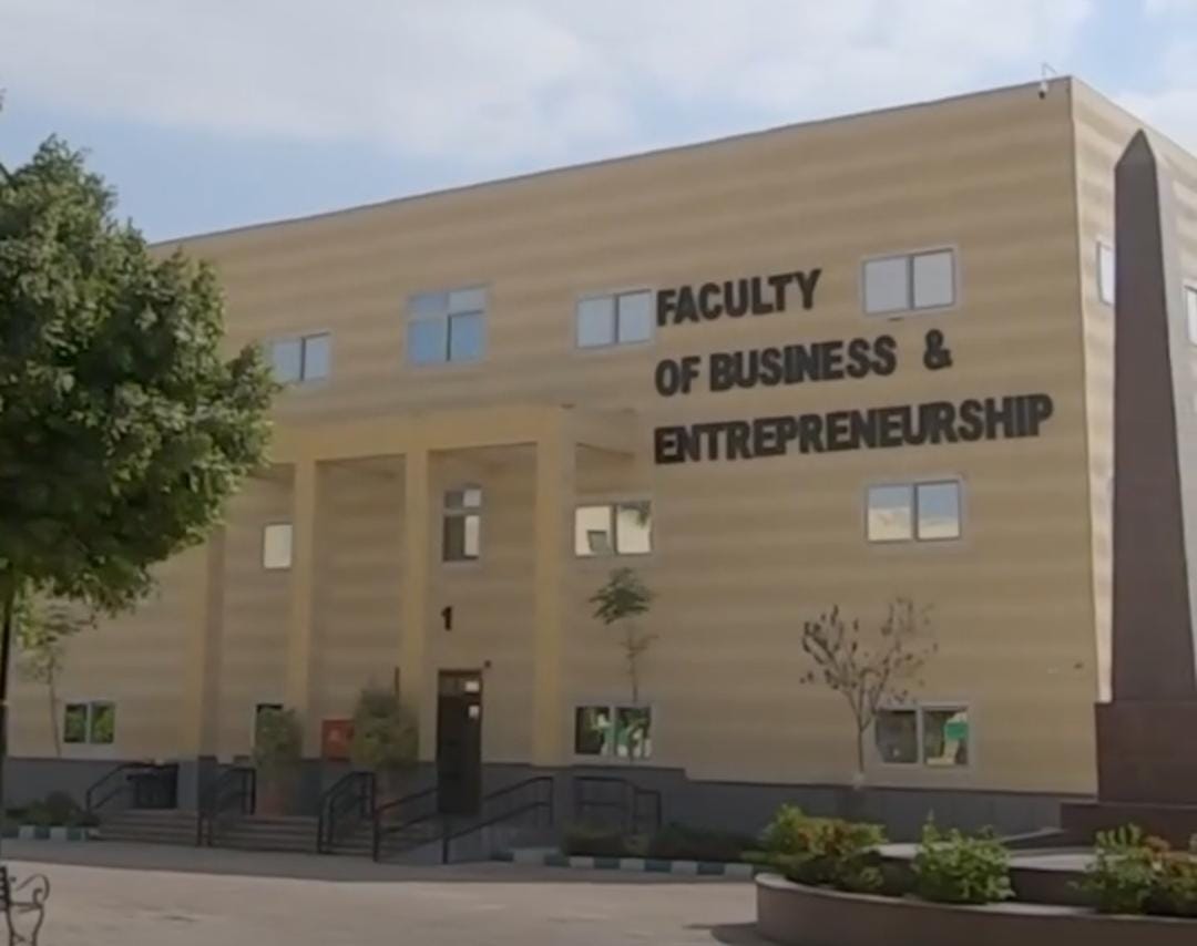كلية إدارة الأعمال وريادة الأعمال جامعة العبور للعلوم والتكنولوجيا