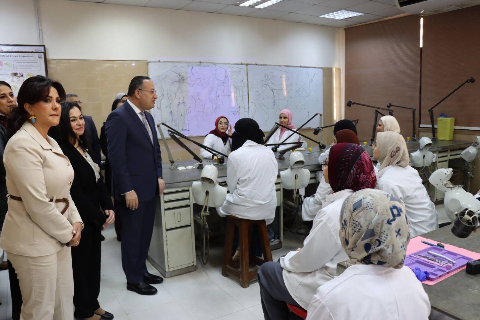 IMG 2802 رئيس جامعة الإسكندرية رئيس جامعة الإسكندرية يتفقد انتظام الدراسة بالترم الثاني 2026 ويوجّه بخطط تطويرية للطلاب والمرافق الجامعية موقع في الجامعة