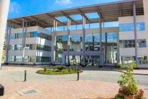 عميد صيدلة الجامعة المصرية الصينية يكشف لـ"في الجامعة": ندمج الطب الحديث بالأعشاب الصينية.. وبرامج دراسات عليا العام المقبل 6 مبنى حديث بتصميم زجاجي أنيق