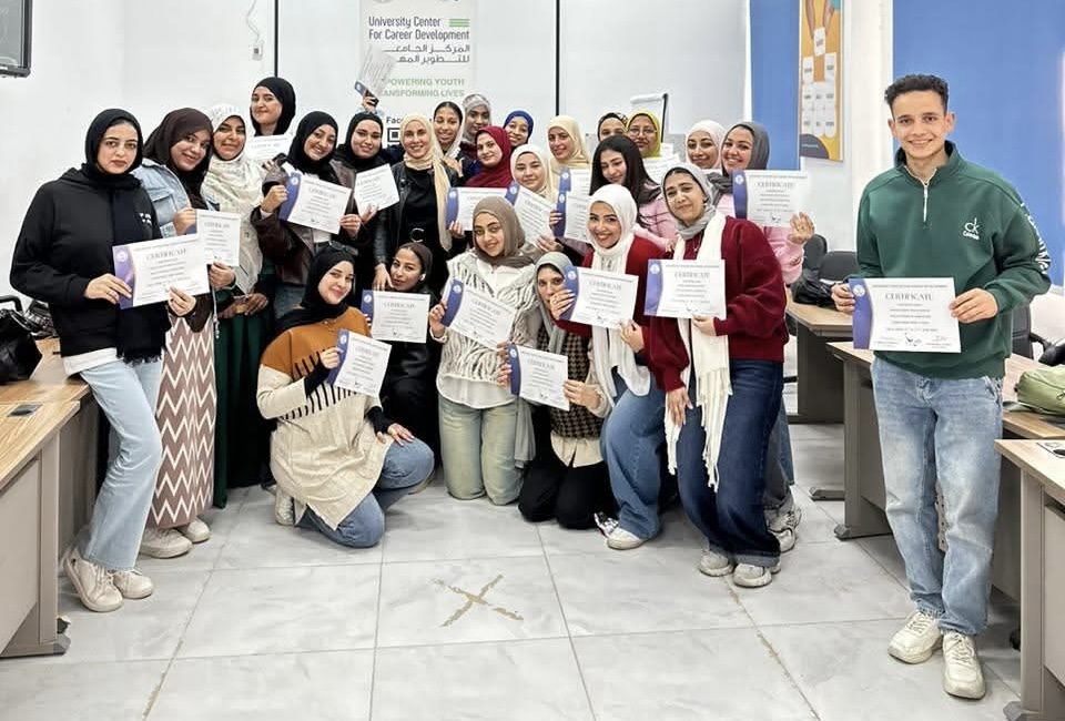 IMG 3673 ختام فعاليات دورة مهارات التوظيف بجامعة قناة السويس ختام فعاليات دورة مهارات التوظيف بجامعة قناة السويس لتعزيز جاهزية طلاب الآداب لسوق العمل موقع في الجامعة