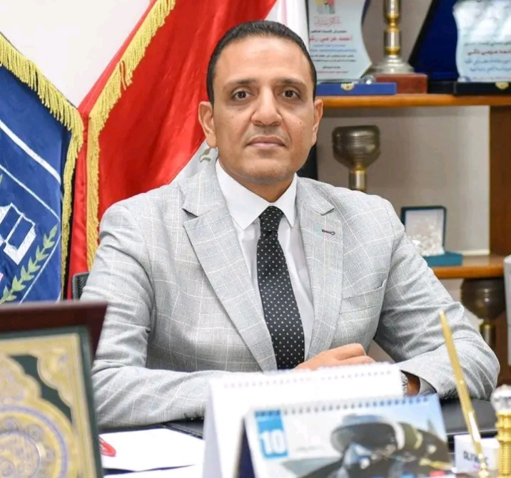 الدكتور أحمد عزمي زكي عبد العزيز عميد كلية التجارة جامعة قناة السويس