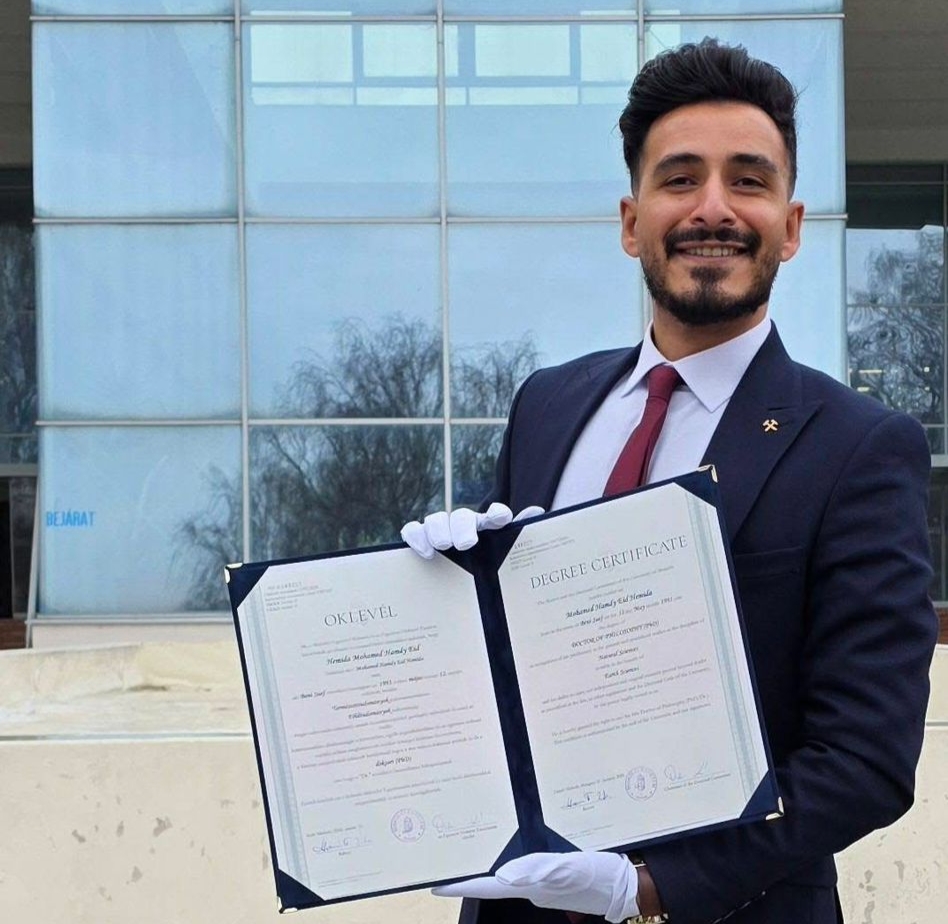 الدكتور محمد حمدي الحاصل على جائزة المؤلف العلمي المتميز