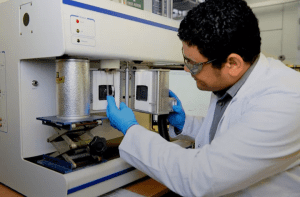 IMG ٢٠٢٦٠٢٢٧ ٢٣٥٦٢٧ خطورة استهلاك الأطعمة والمياه المعبأة في بلاستيك عالم مصري بانجلترا يكشف خطورة استهلاك الأطعمة والمياه المعبأة في بلاستيك وعلاقتها بالسرطان موقع في الجامعة