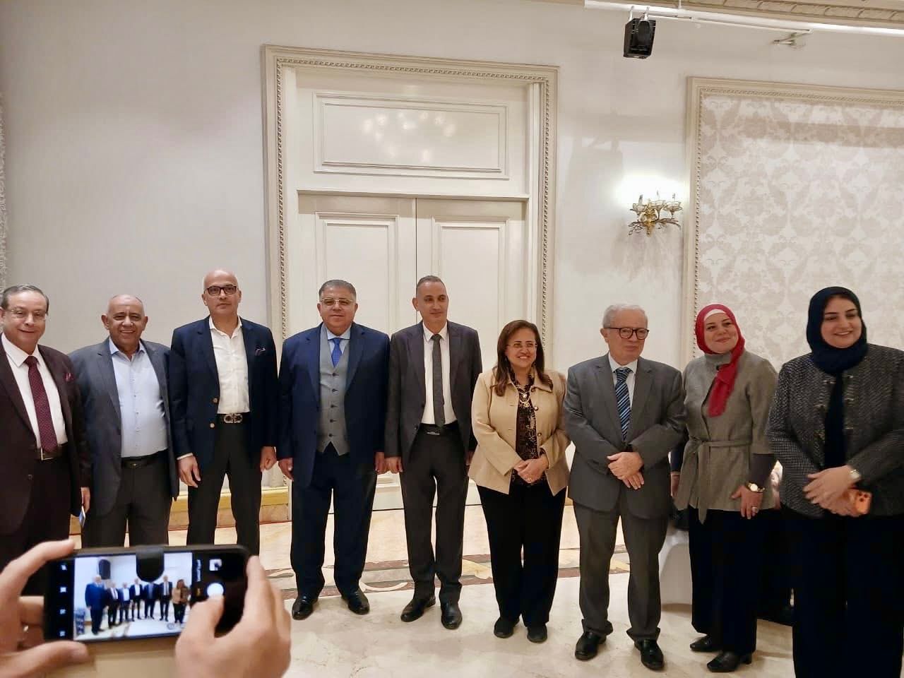 حسين عيسى: أعتز بتكريم جامعة عين شمس بعد تولي منصب نائب رئيس مجلس الوزراء للشئون الاقتصادية 2 حسين عيسى: روح الفريق سر نجاحي في رئاسة جامعة عين شمس