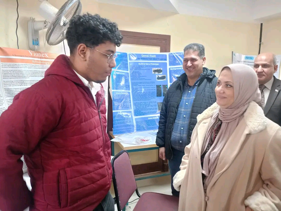 مدير تعليم مطروح تشارك طلاب المدرسة النووية الإفطار.. وتشيد بالمشروعات البحثية لنوابغها 