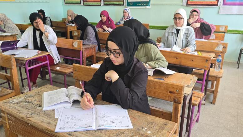 نموذجي الفيزياء واللغة الإنجليزية لطلاب الثانوية 