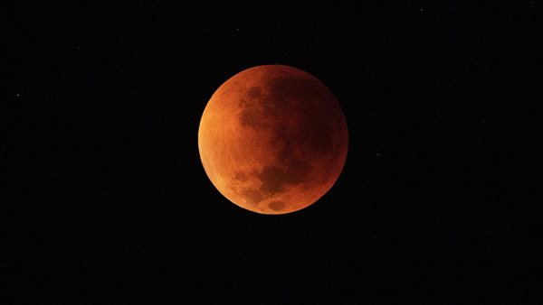 معهد الفلك: خسوف كلي للقمر لمدة 58 دقيقة الثلاثاء المقبل