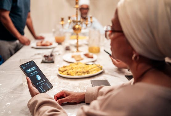 هل يراقب الذكاء الاصطناعي مائدتك وهواءك في رمضان؟.. باحثة توضح