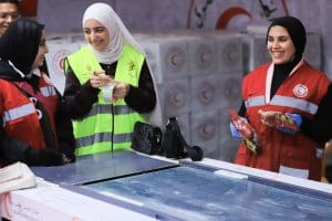 53 طالبًا من جامعة القاهرة يشاركون في إعداد قافلة «زاد العزة» لدعم غزة بالتعاون مع الهلال الأحمر 2 53 طالبًا من جامعة القاهرة يشاركون في إعداد قافلة «زاد العزة» لدعم غزة بالتعاون مع الهلال الأحمر المصري