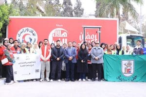 53 طالبًا من جامعة القاهرة يشاركون في إعداد قافلة «زاد العزة» لدعم غزة بالتعاون مع الهلال الأحمر 3 53 طالبًا من جامعة القاهرة يشاركون في إعداد قافلة «زاد العزة» لدعم غزة بالتعاون مع الهلال الأحمر