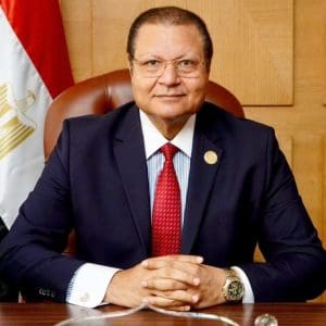 اختيار أستاذ بطب قصر العيني عضوًا بالمجلس الدولي