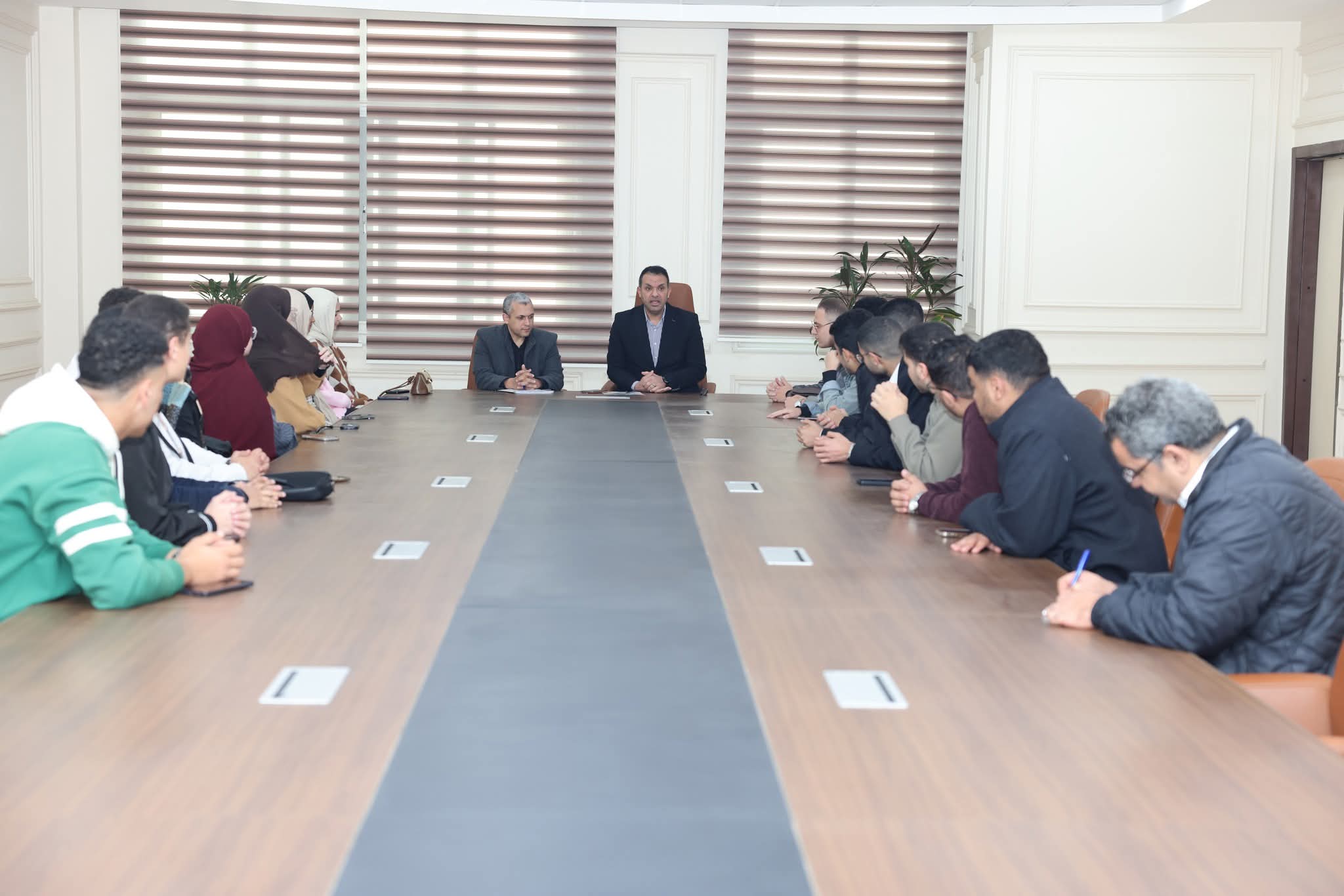 جامعة المنصورة الأهلية تستعرض خطط تطوير التعليم ودعم أوائل كلية الهندسة لتحقيق التميز الطلابي