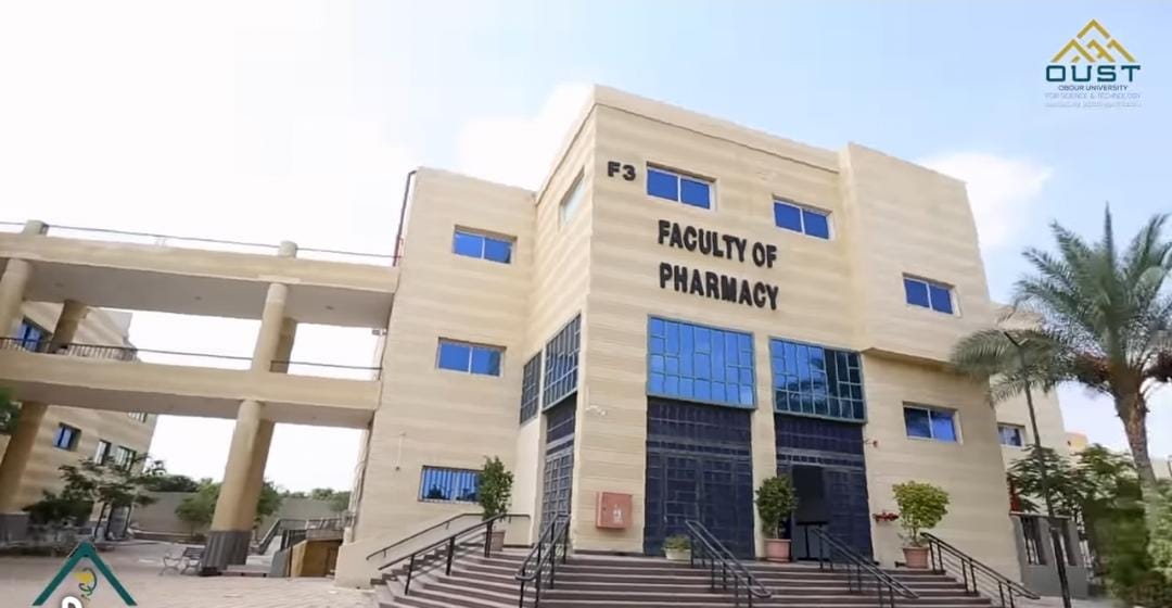 كلية الصيدلة جامعة العبور للعلوم والتكنولوجيا