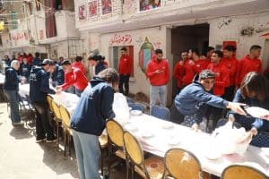 بروح التطوع.. طلاب جامعة بدر يشاركون في إفطار المطرية الجماعي