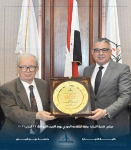 تجارة عين شمس تُهدي درع الكلية للدكتور حسين عيسى تقديرًا لمسيرته الأكاديمية والوطنية 2 تجارة عين شمس تُهدي درع الكلية للدكتور حسين عيسى