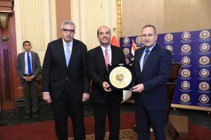 IMG 20260312 WA0007 التعليم العالي قيادات التعليم العالي تكرّم أيمن عاشور تقديرًا لجهوده في تطوير الجامعات والبحث العلمي موقع في الجامعة