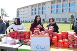 بروح التطوع.. طلاب جامعة النيل يساهمون في تجهيز كراتين غذائية للأسر الأولى بالرعاية 2 طلاب جامعة النيل يساهمون في تجهيز كراتين غذائية