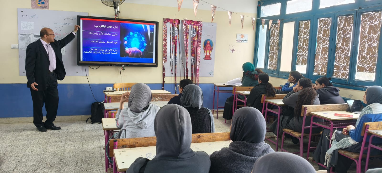 IMG 20260316 WA0019 جامعة قناة السويس جامعة قناة السويس تنظم برامج توعوية مبتكرة لتعزيز السلامة الرقمية والاجتماعية لدى طلاب المدارس موقع في الجامعة