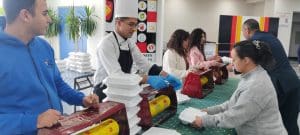 طلاب الجامعة الألمانية بالقاهرة يجسدون روح التكافل الرمضاني بمبادرة إفطار وكساء للأسر المحتاجة