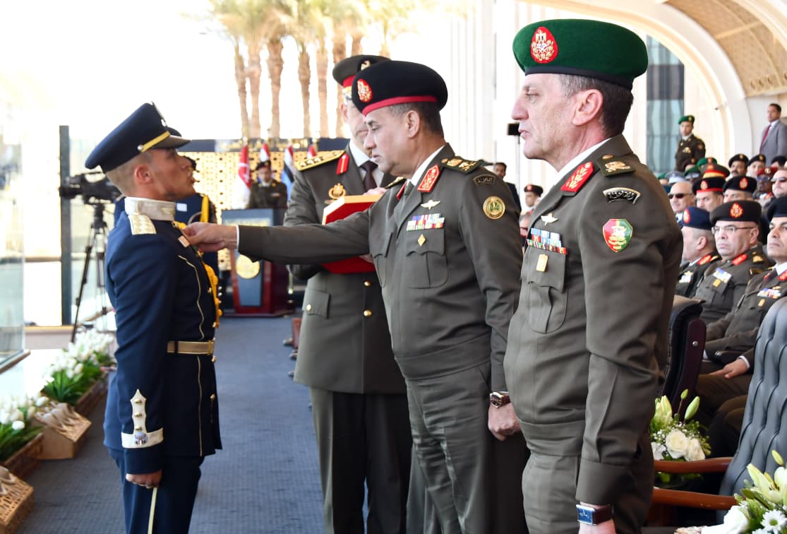 وزير الدفاع يشهد حفل انتهاء الإعداد العسكري 