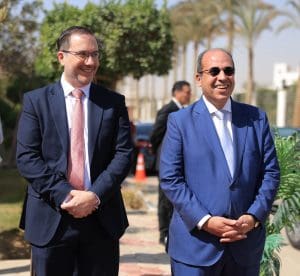 السفير البريطاني يزور الجامعة البريطانية ويشيد بالمستوى الأكاديمي والإنشائي المتميز بها 2 السفير البريطاني يزور الجامعة البريطانية