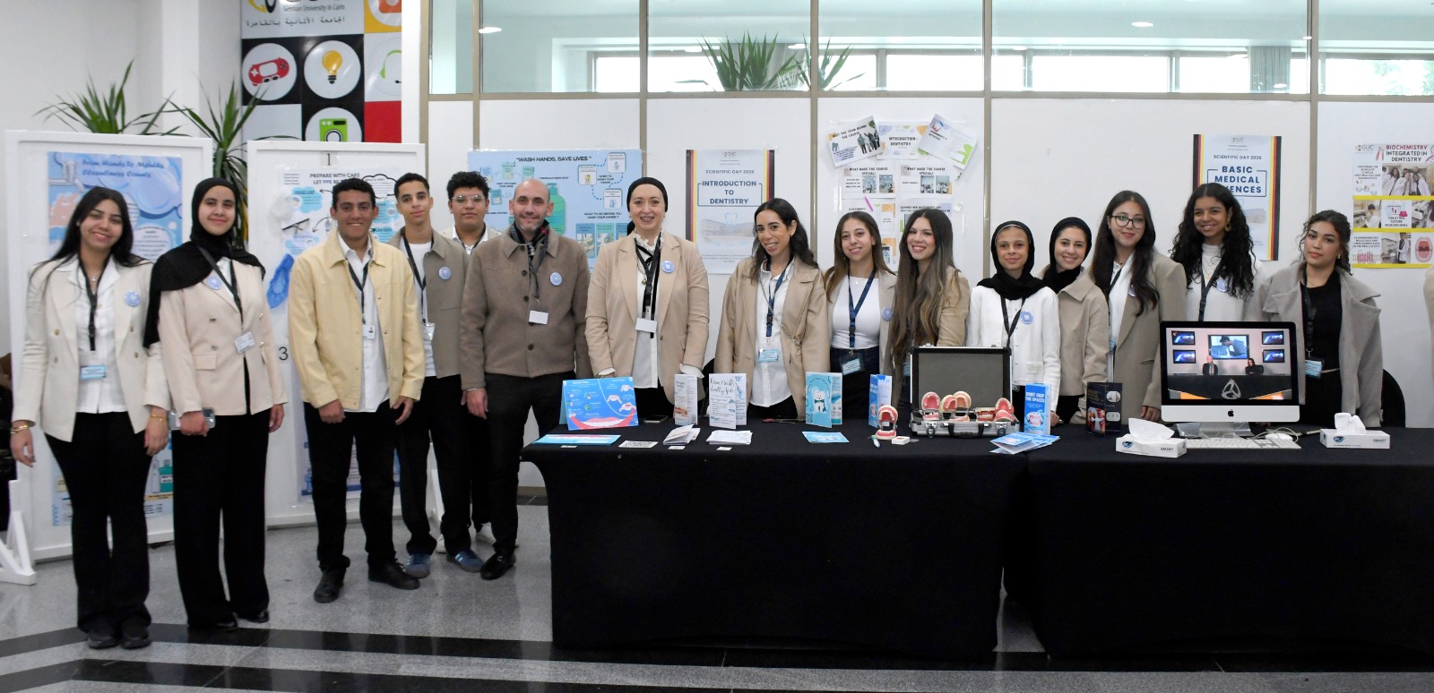 "انطلاقة قوية لطب أسنان GUC".. إشادات دولية بإبداعات طلاب أول دفعة في يومهم العلمي الأول