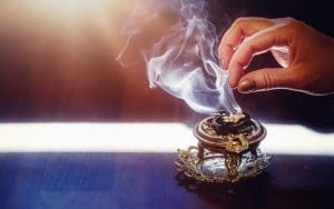 كيف يؤثر دخان البخور على الرئة والكبد؟