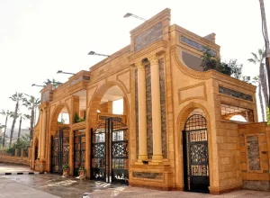 mansoura university gate.jpg جامعة المنصورة تعلن اكتشاف حفريات قرد عمره 18 مليون جامعة المنصورة تعلن اكتشاف حفريات قرد عمره 18 مليون سنة في الصحراء الغربية موقع في الجامعة