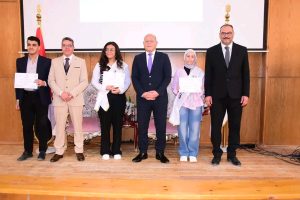 رئيس جامعة سوهاج الأهلية يكرّم 43 طالبًا متميزًا في الأنشطة الطلابية ويؤكد دعم المواهب الشابة