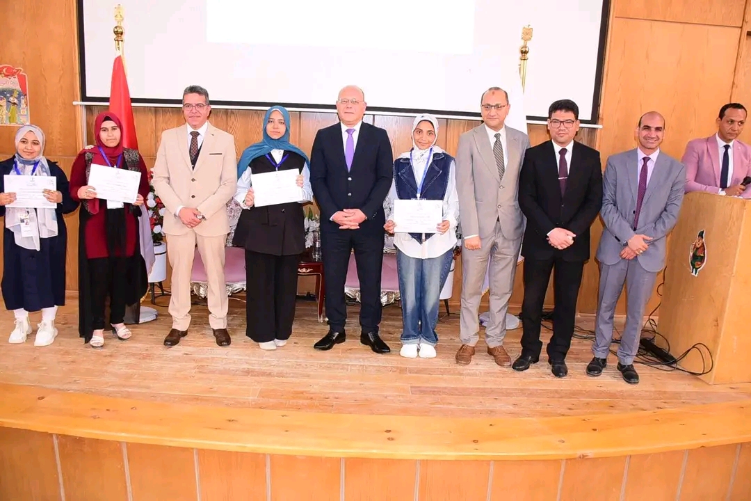 رئيس جامعة سوهاج الأهلية يكرّم 43 طالبًا متميزًا في الأنشطة الطلابية ويؤكد دعم المواهب الشابة