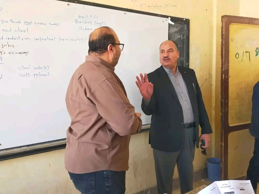 وكيل تعليم المنيا خلال جولة