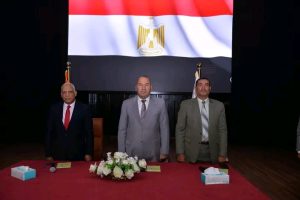 رئيس أسيوط الأهلية يضع مع الكادر الإداري أسس العمل