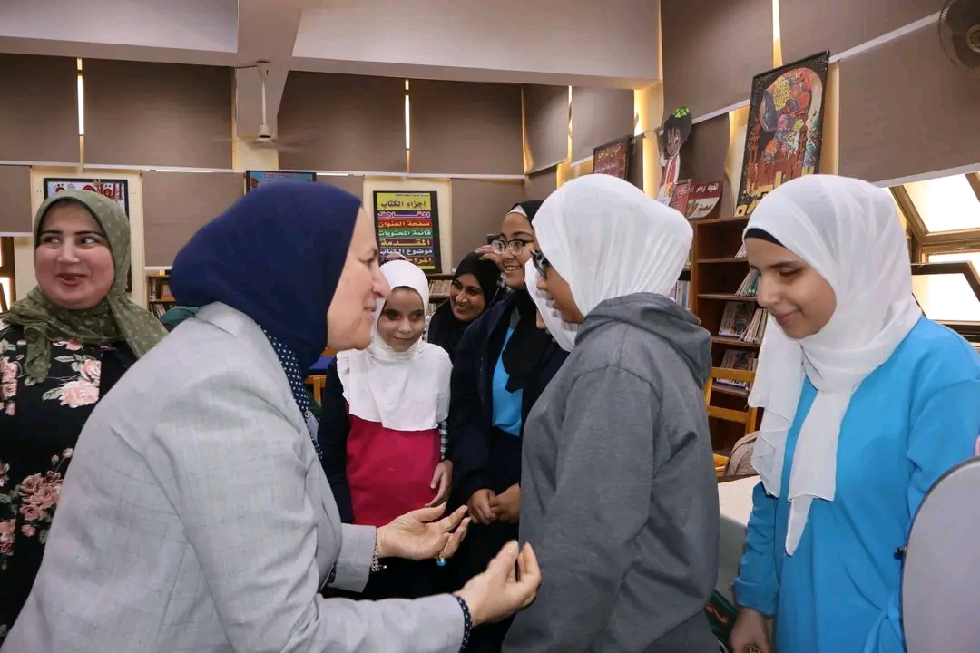 وكيل تعليم القاهرة تحاور طالبة