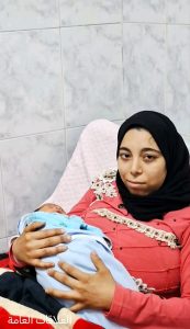 بعد ساعات من القلق.. عودة الطفلة حديثة الولادة إلى أسرتها بمستشفى الحسين الجامعي 2 عودة طفلة الحسيني الجامعى لوالدتها